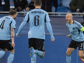 hRáči Slovana zľava Guram Kašia, Kevin Wimmer a Vladimír Weiss ml. sa radujú z gólu