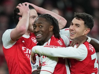 Eberechi Eze oslavuje gól. 