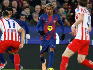 Dávid Hancko (vľavo) bráni Lamina Yamala