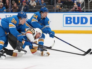 Dalibor Dvorský (vpravo), jeho spoluhráč Jonatan Berggren (vľavo) a hráč Vegasu Golden Knights Reilly Smith (uprostred)