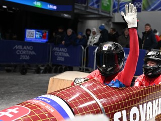 Slovenské bobistky spredu Viktória Čerňanská a Lucia Mokrášová v cieli 2. jazdy