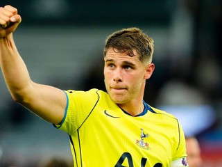 Na snímke je kapitán Tottenhamu Hotspur Micky van de Ven. 