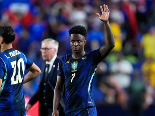 Vinícius Júnior (7) z Brazílie máva po zápase skupiny C na MS vo futbale medzi Brazíliou a Haiti.