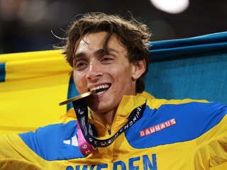 Armand Duplantis oslavuje zlatú medailu na ME v atletike 2026.