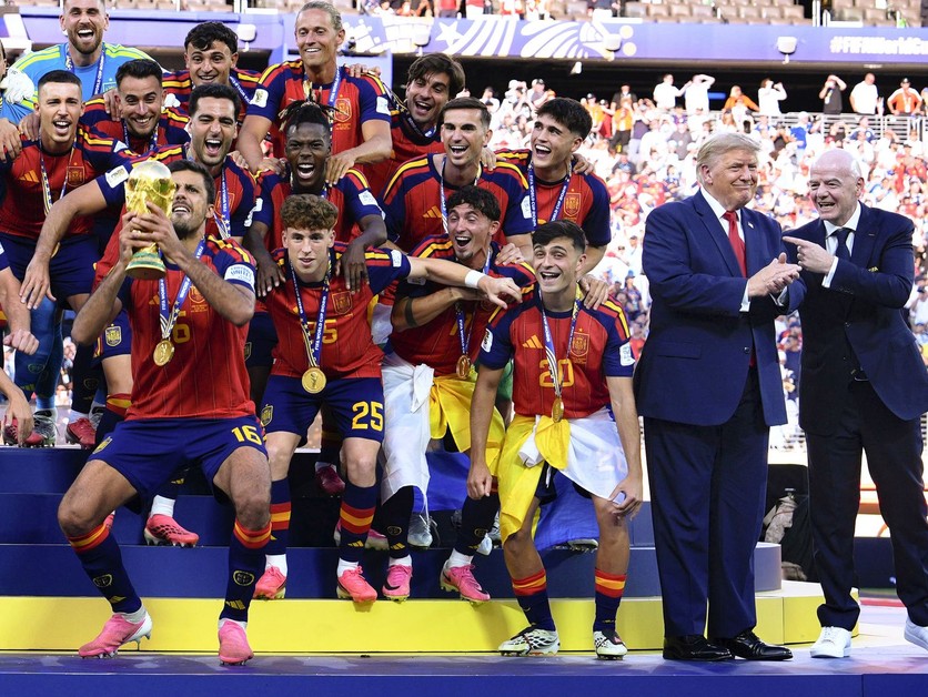 Donald Trump a Gianni Infantino boli na pódiu pri zdvíhaní trofeje pre majstrov sveta. 