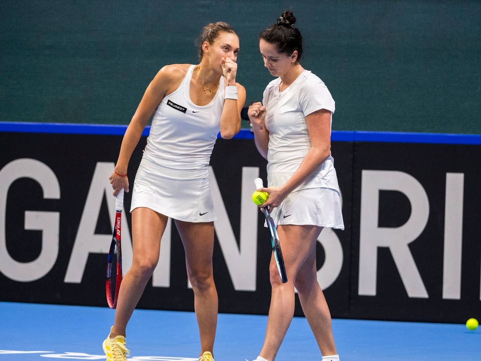 Na snímke slovenské tenistky Viktória Hrunčáková (vpravo) a Tereza Mihalíková. 