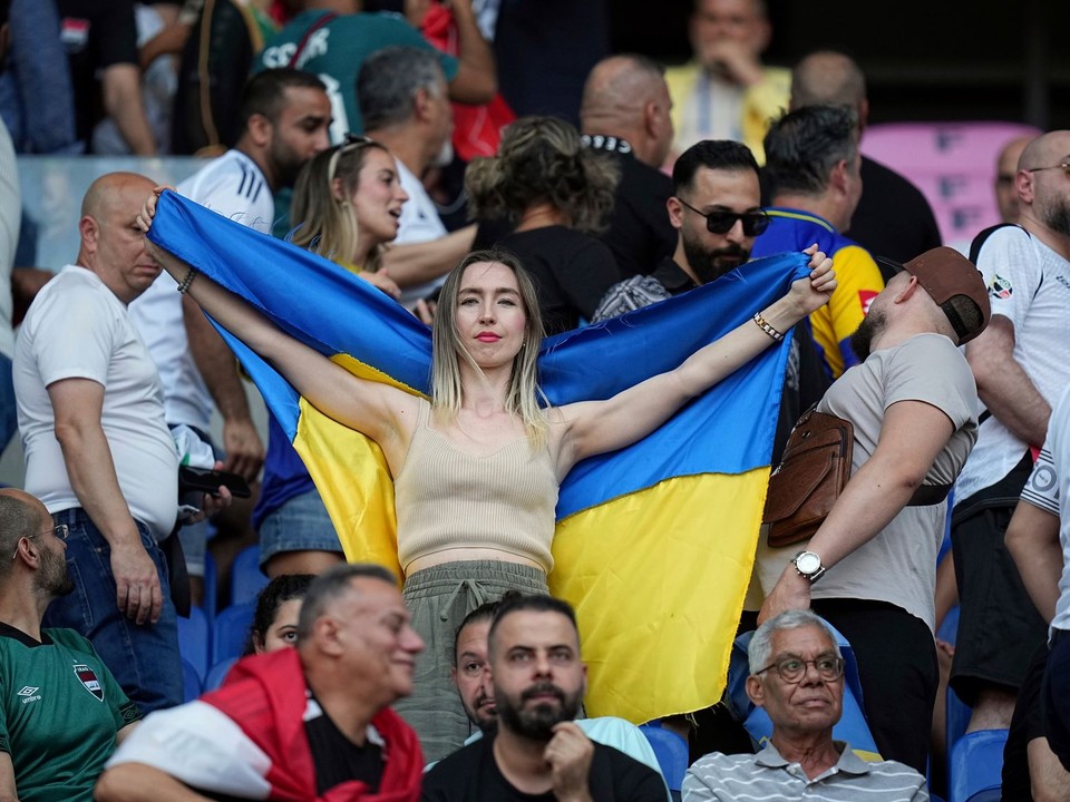 Fanúšička Ukrajiny na zápase Ukrajina - Irak na futbalovom turnaji na OH 2024.