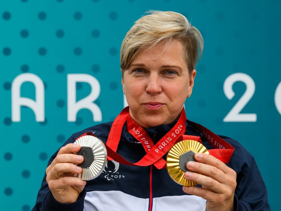 Veronika Vadovičová pózuje so zlatou a striebornou medailou z paralympiády v Paríži 2024.