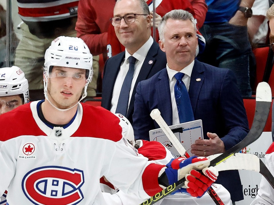 Juraj Slafkovský a v pozadí tréner Martin St. Louis.