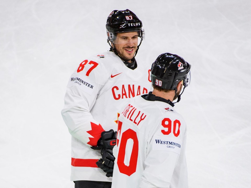 Sidney Crosby a Ryan O'Reilly v zápase Slovensko - Kanada na MS v hokeji 2025. 