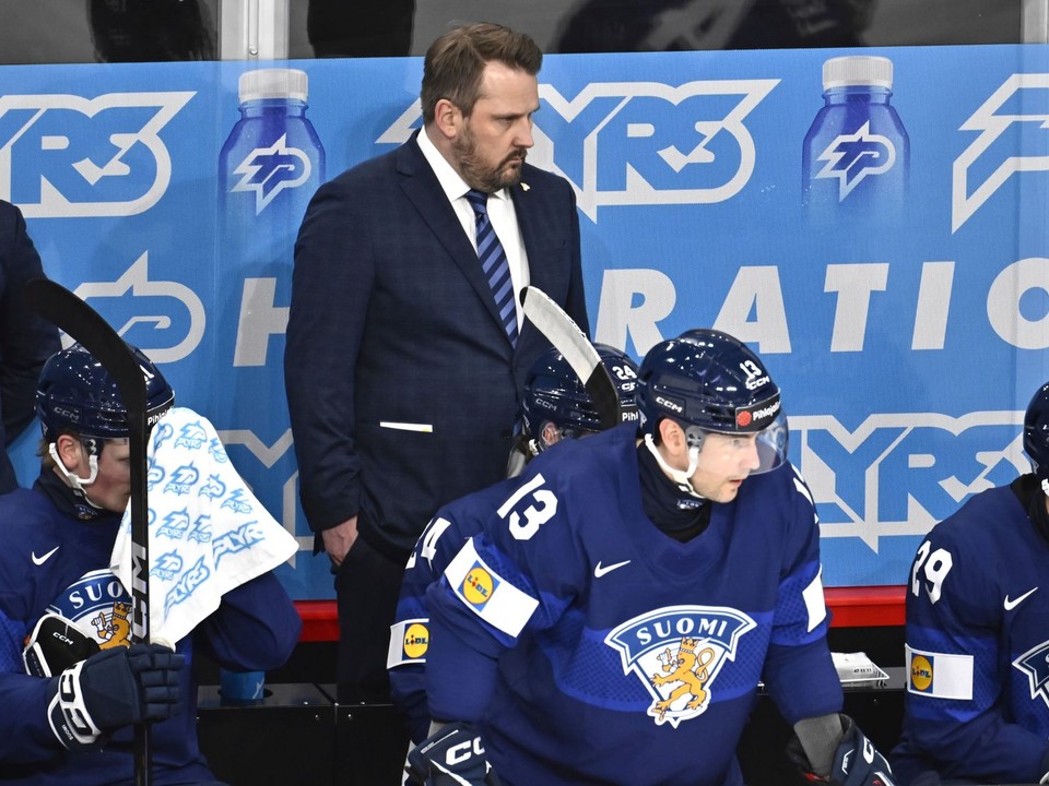 Tréner Antti Pennanen počas zápasu Fínsko - Francúzsko na MS v hokeji 2025. 