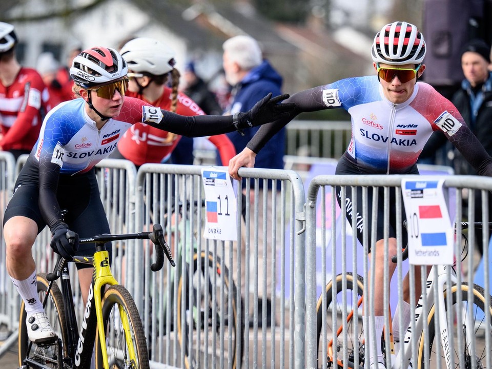 Viktória Chladoňová odovzdáva štafetu Milanovi Húsenicovi na MS v cyklokrose 2026.