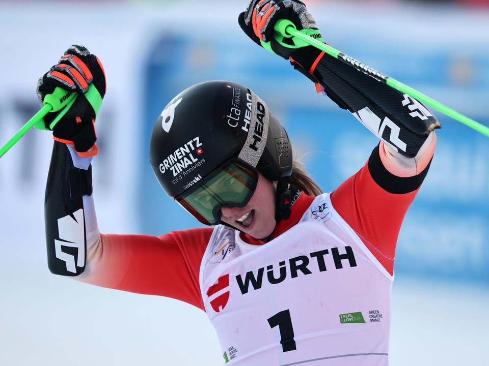 Švajčiarka Camille Rastová sa teší z víťazstva v obrovskom slalome v Kranjske Gore.