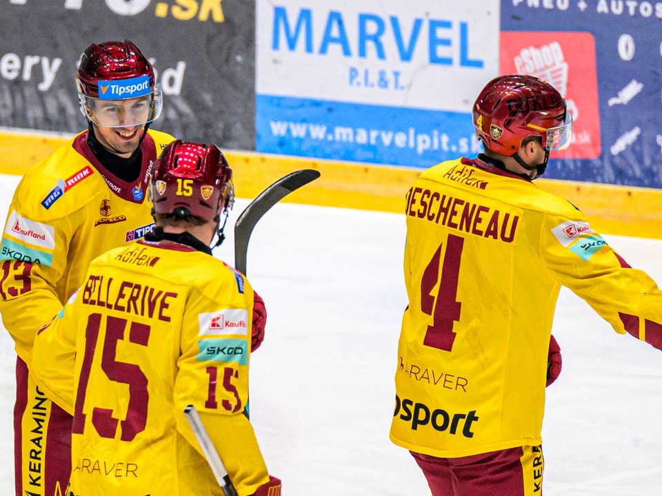 Miloš Bubela (Trenčín) sa teší z gólu so spoluhráčmi.