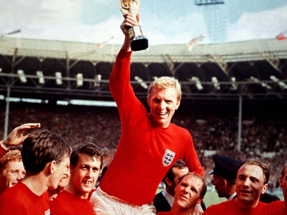 Kapitán anglického tímu Bobby Moore sa teší s trofejou pre víťaza MS vo futbale 1966.