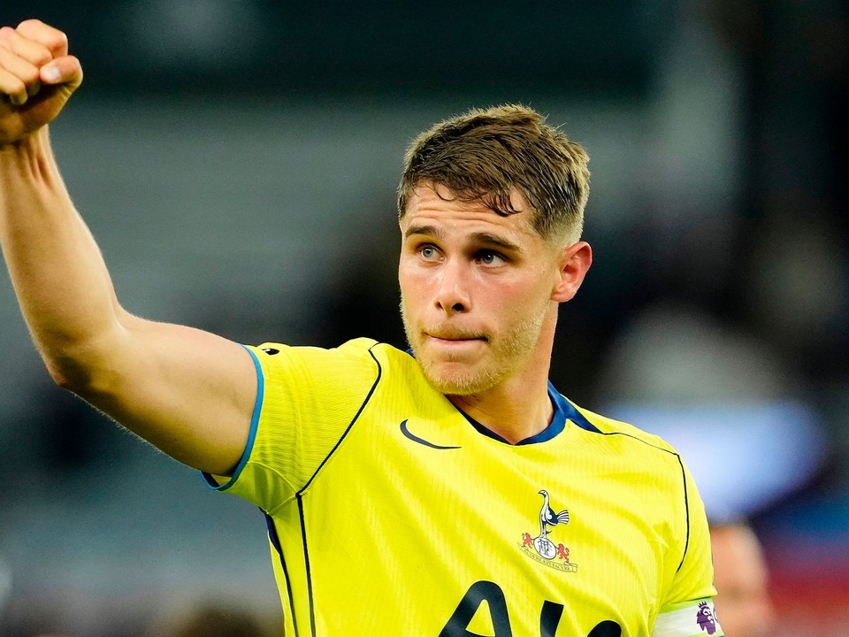 Na snímke je kapitán Tottenhamu Hotspur Micky van de Ven. 
