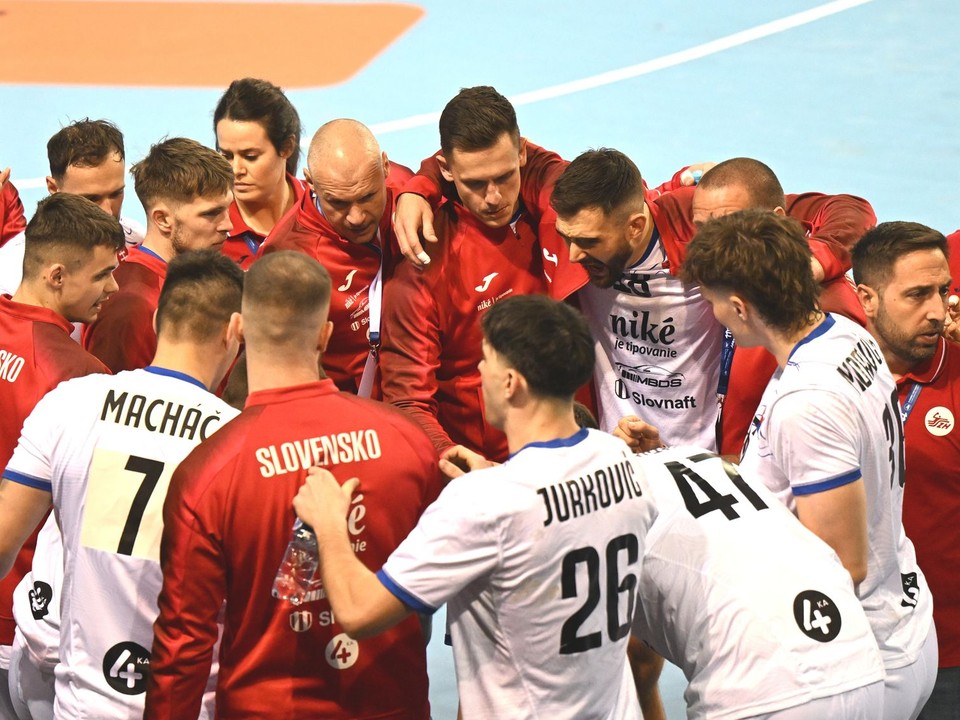 Slovenskí hádzanári sa radia počas prvého barážového zápasu o postup na MS 2027 Slovensko - Severné Macedónsko.