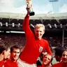 Kapitán anglického tímu Bobby Moore sa teší s trofejou pre víťaza MS vo futbale 1966.