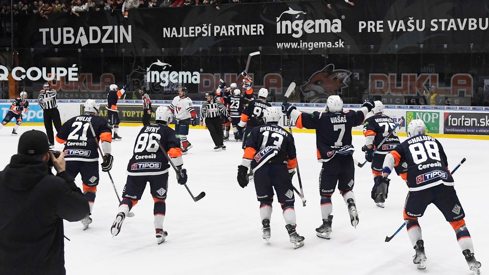 Radosť hráčov Michaloviec po víťazstve nad Slovanom v šiestom zápase štvrťfinále play off hokejovej Tipos extraligy.