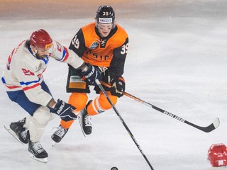 Brant Harris (vľavo) a Brett Pollock v zápase HC Slovan Bratislava - HC Košice v rámci Kaufland Winter Games 2023.