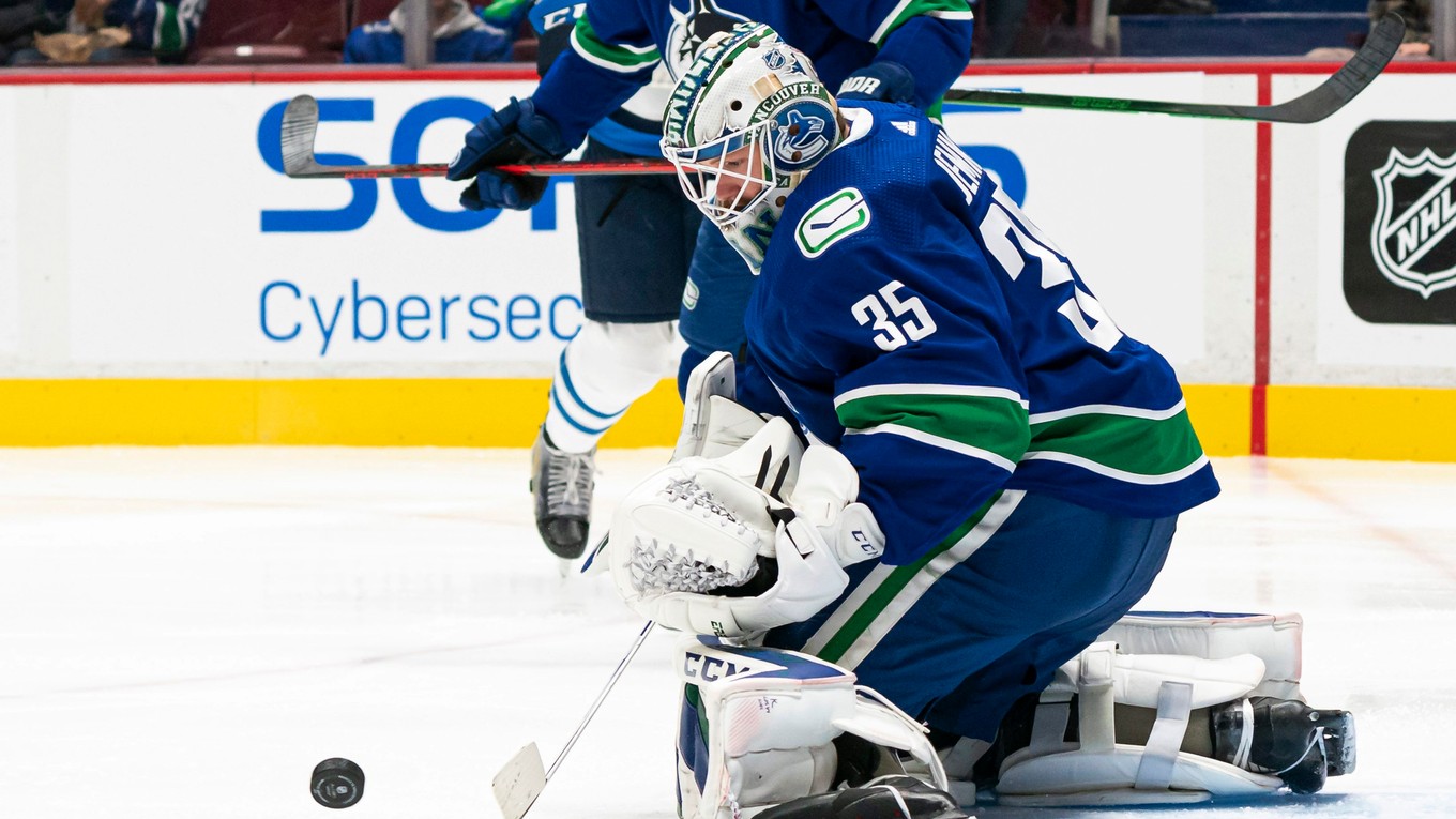 Thatcher Demko v bránke Vancouver Canucks.