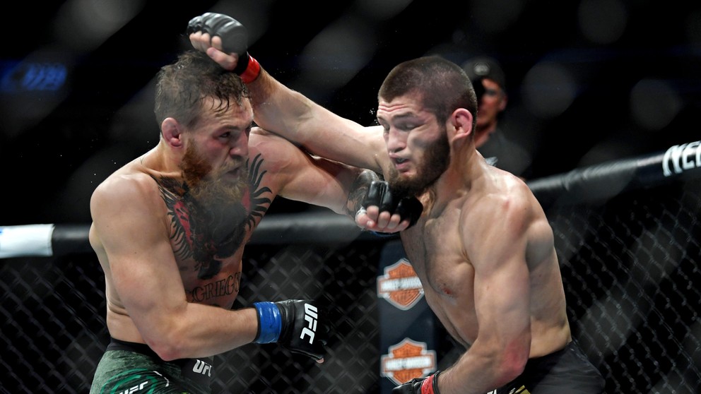 Chabib Nurmagomedov (červené rukavice) vs. Conor McGregor (modré).