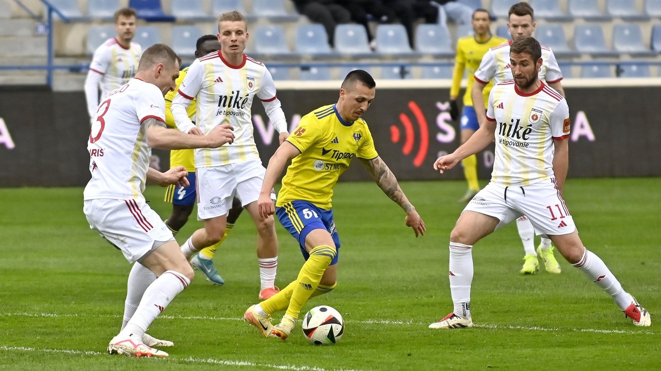 Uprostred Stanislav Danko v drese MFK Zemplín Michalovce.