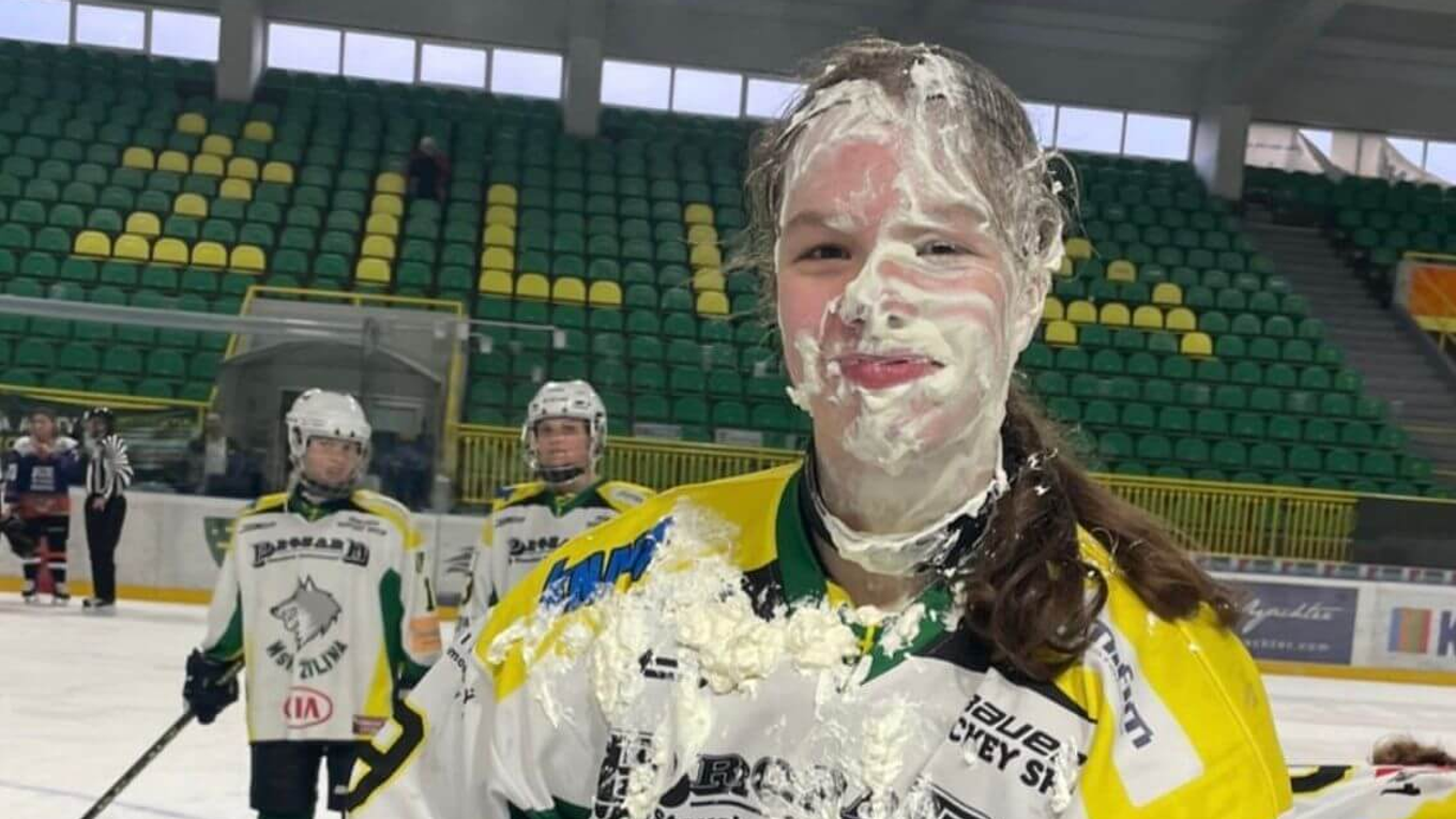 Nela Lopušanová s tortou v tvári počas 15. narodenín.