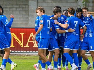 Futbalisti FC ŠTK 1914 Šamorín oslavujú gól.