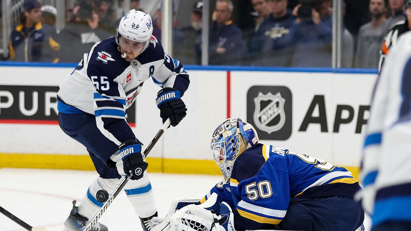Útočník Winnipegu Mark Scheifele pred brankárom St. Louis Jordanom Binningtonom.
