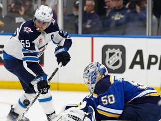 Útočník Winnipegu Mark Scheifele pred brankárom St. Louis Jordanom Binningtonom.