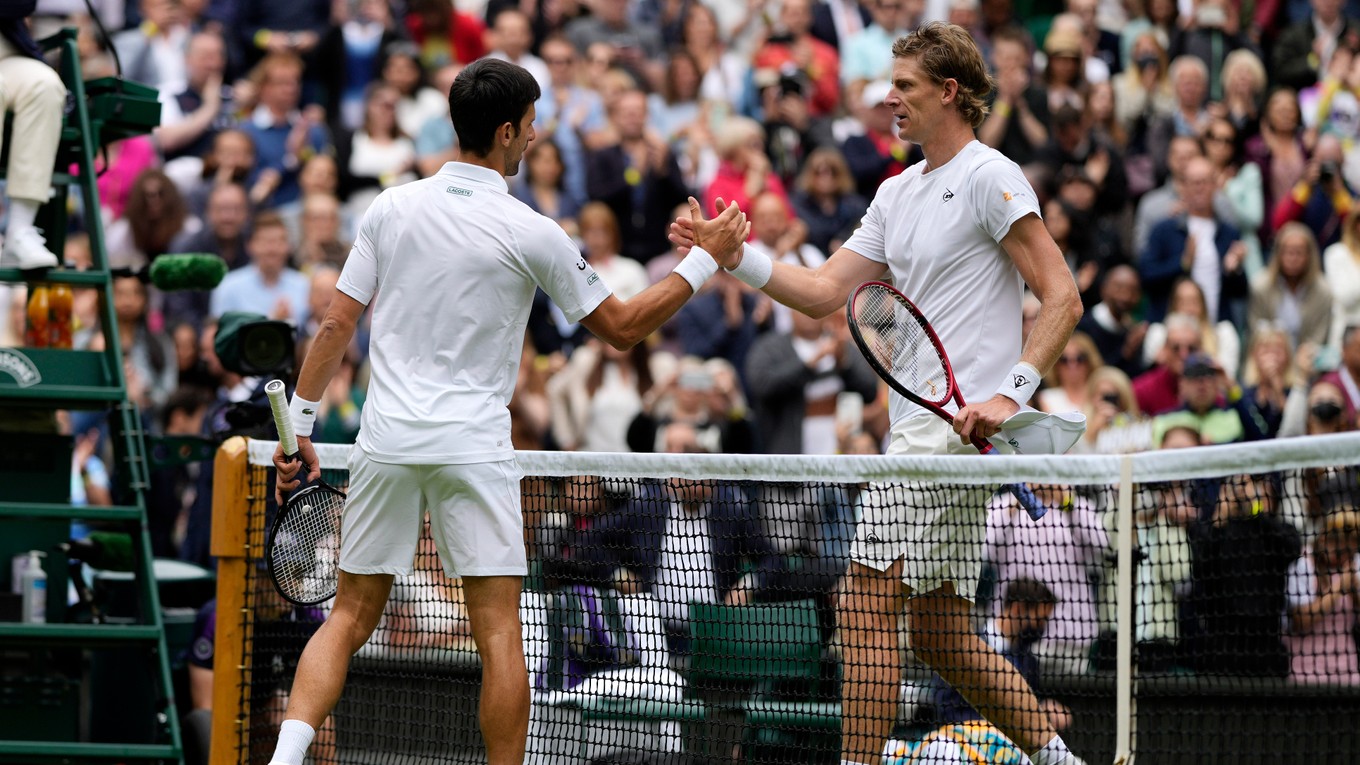 Novak Djokovič si podáva ruku s Kevinom Andersonom po zápase vo Wimbledone. 