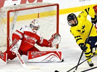 Brankár Anton Wilde (Dánsko) a Elton Hermansson (Švédsko) počas MS U18 2026.