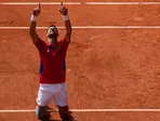 Novak Djokovič vo finálovom zápase proti Carlosovi Alcarazovi na OH 2024 v Paríži.

