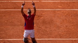 Novak Djokovič vo finálovom zápase proti Carlosovi Alcarazovi na OH 2024 v Paríži.

