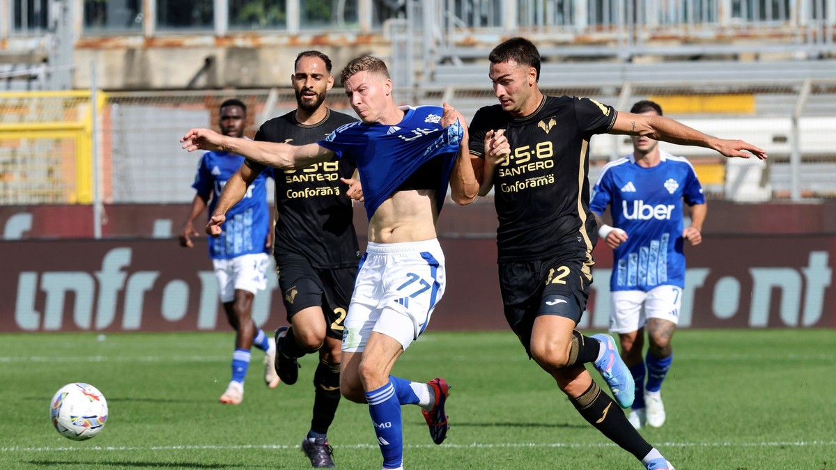 Ignace Van der Brempt (vľavo) a Diego Coppola v zápase Calcio Como - Hellas Verona v 5. kole Serie A.