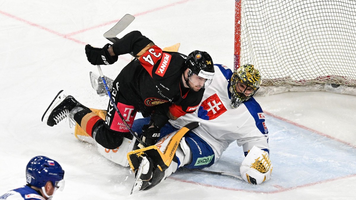 Na snímke vľavo Tom Kühnhackl (Nemecko) a brankár Matej Tomek (Slovensko) počas zápasu Nemecko - Slovensko na turnaji o Nemecký pohár.