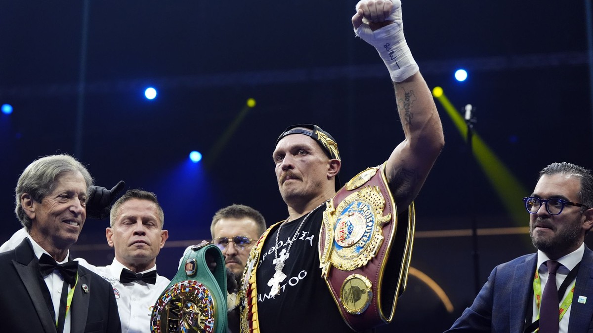 Oleksandr Usyk oslavuje triumf nad Tysonom Furym.