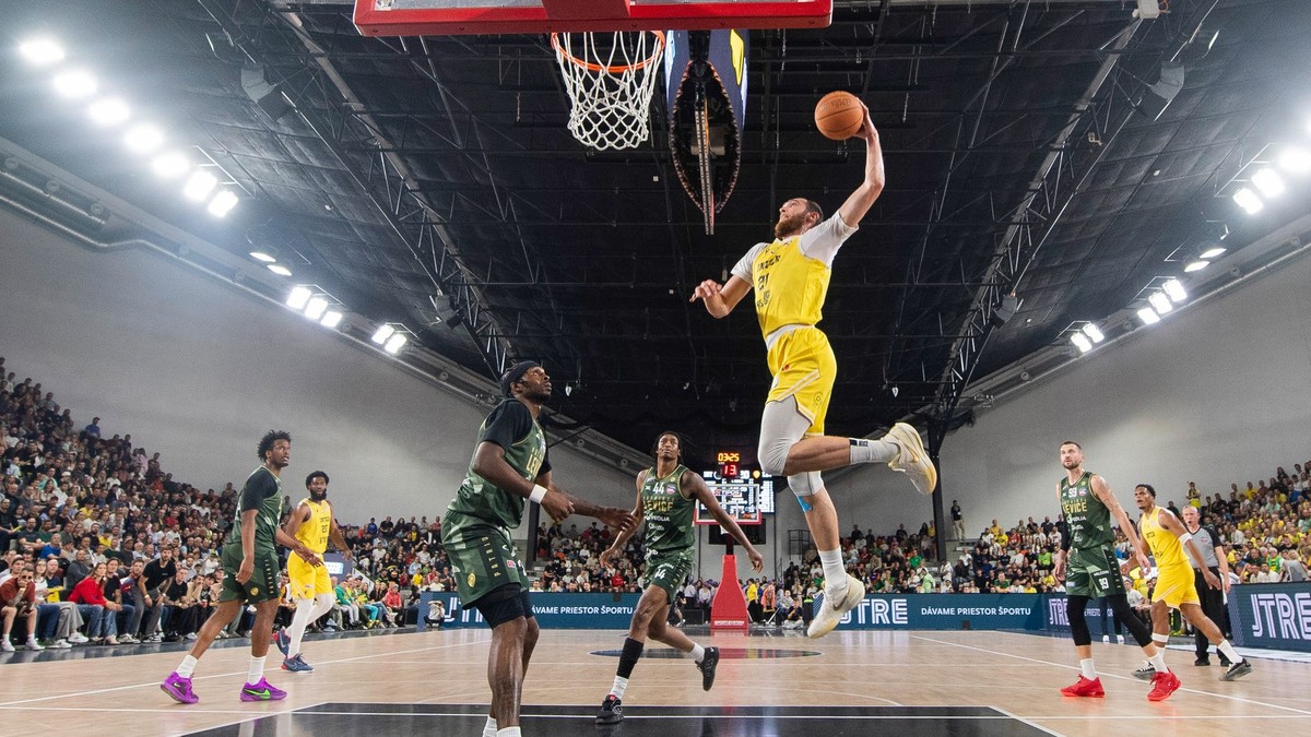 Na snímke sprava v popredí Milan Szabó (Inter) a Tony Hollis Hicks (Levice) počas štvrtého finálového zápasu play off Tipos SBL v basketbale mužov medzi Inter Bratislava - Patrioti Levice.