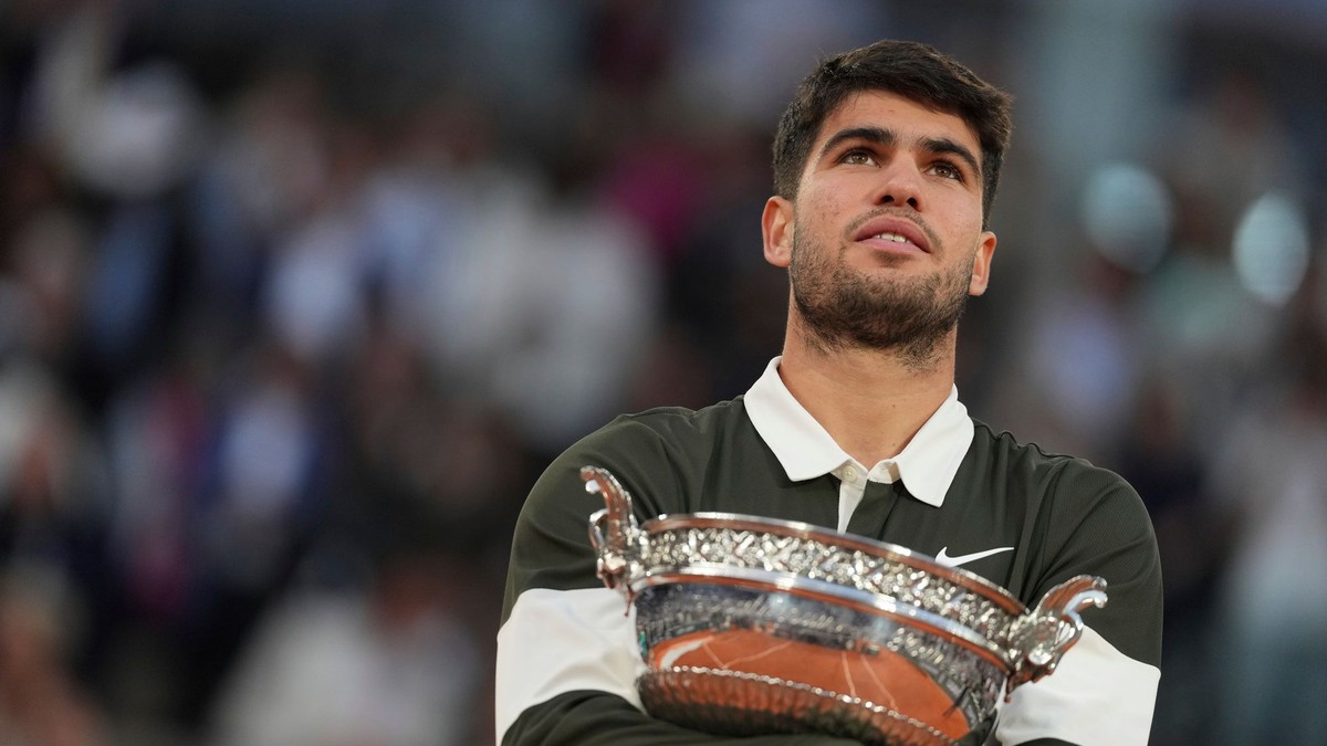 Carlos Alcaraz s trofejou po víťazstve na Roland Garros 2025.