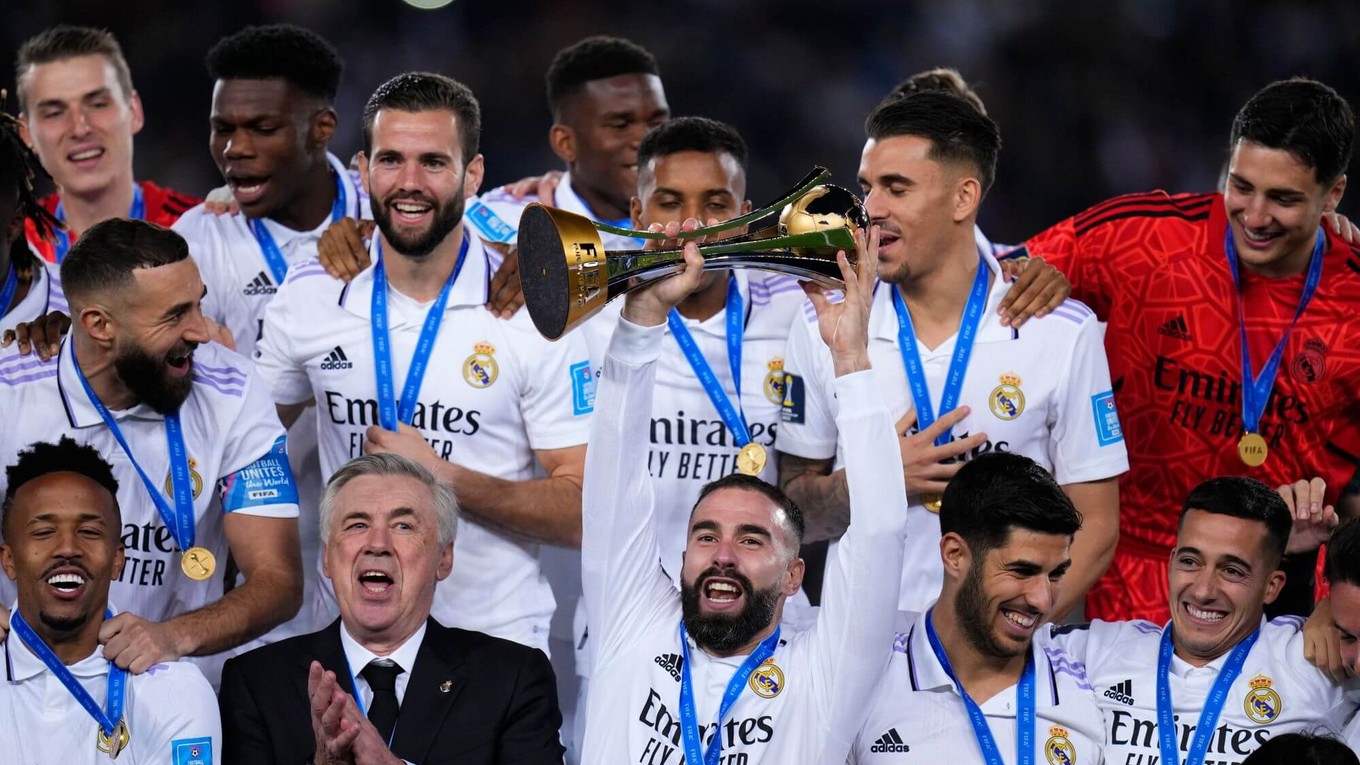 Futbalisti Realu Madrid sa tešia z trofeje na MS klubov FIFA 2022.