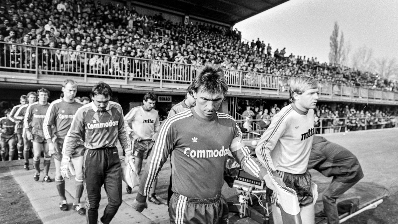 Hráči prichádzajú na odvetný zápas DAC Dunajská Streda - Bayern Mníchov. V popredí kapitáni Klaus Augenthaler a Dušan Liba.