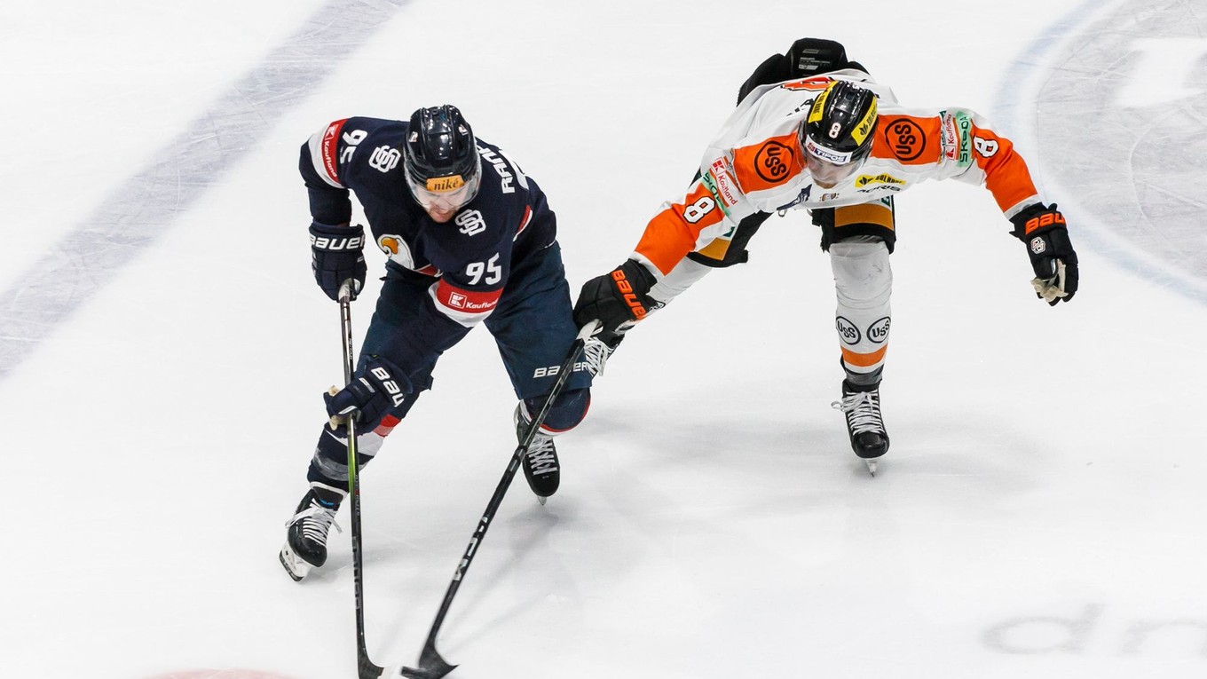 Chase Berger (Košice) a Brendan Ranford (Slovan) počas štvrtého zápasu štvrťfinále play off hokejovej Tipos extraligy HC Slovan Bratislava - HC Košice.