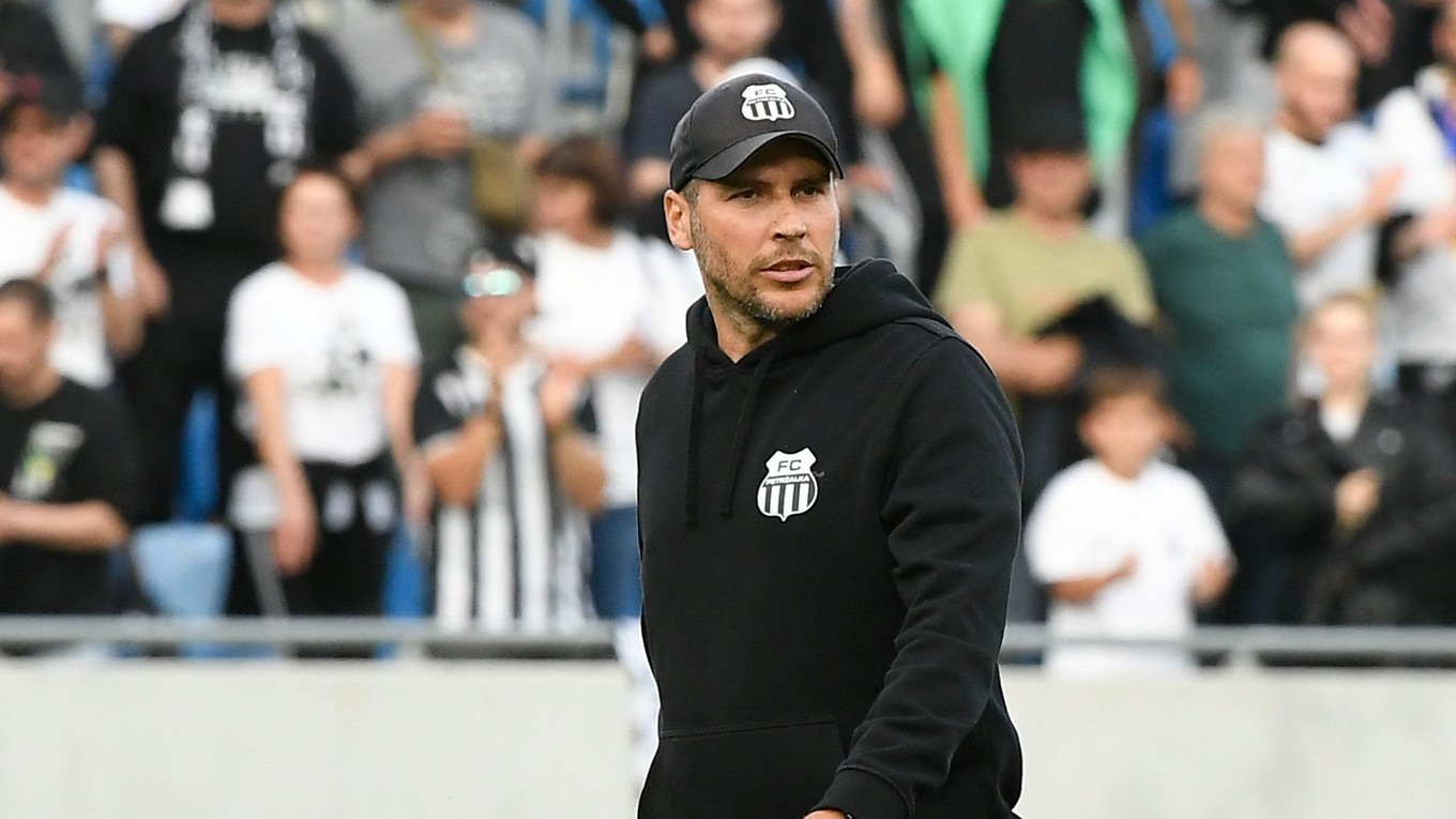 Tréner Petržalky Michal Kuruc počas prvého zápasu baráže o Niké ligu FC Petržalka - MFK Zemplín Michalovce 21. mája 2024 v Bratislave.