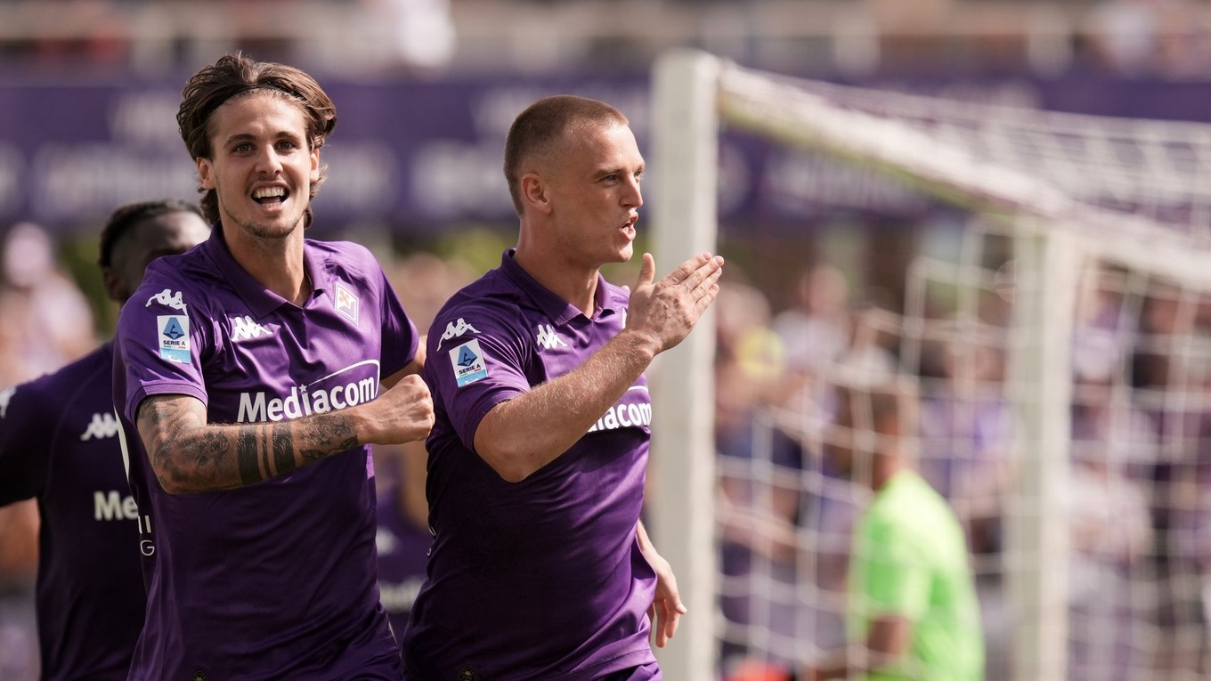 Albert Gudmundsson (vpravo) sa teší po strelenom góle v zápase ACF Fiorentina - Lazio Rím v 5. kole Serie A.