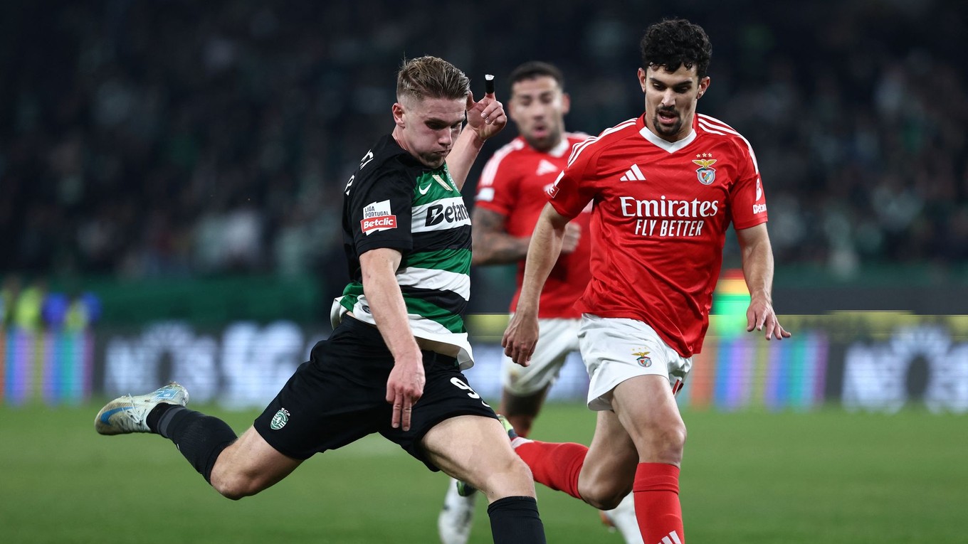 Viktor Gyökeres (vľavo) v zápase Sporting Lisabon - Benfica Lisabon.