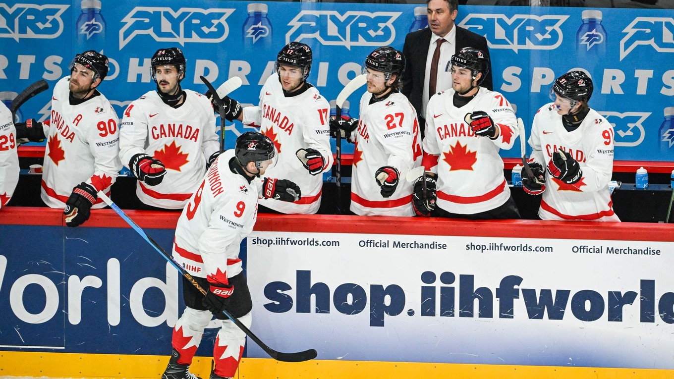 Nathan MacKinnon oslavuje gól na MS v hokeji 2025. 