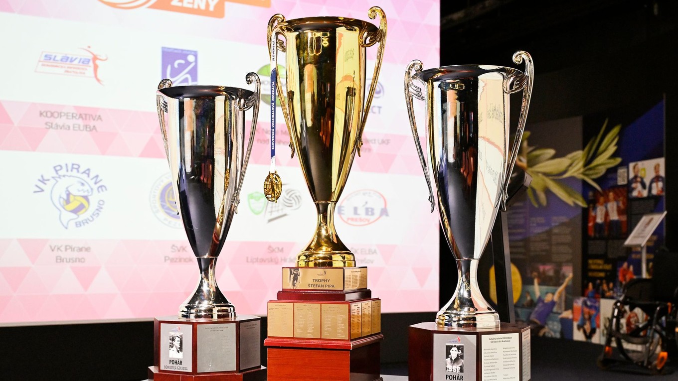 Vystavené Poháre pre víťaza mužskej (vľavo) a ženskej (vpravo) súťaže a víťaza Slovenského pohára (uprostred).