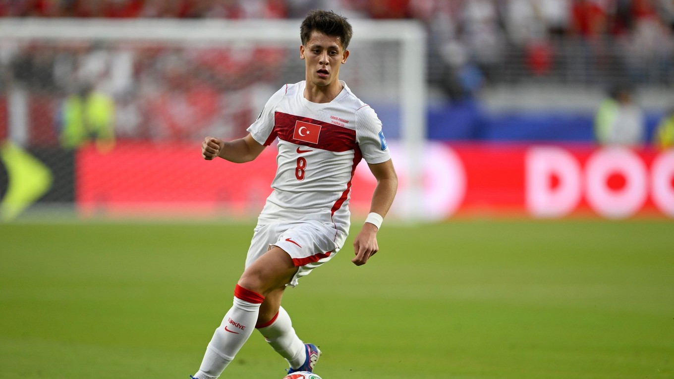 Arda Güler (8) s loptou počas zápasu skupiny D na MS vo futbale medzi Tureckom a Paraguajom.