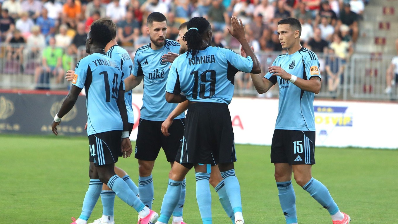 Hráči Slovana sa tešia z gólu počas zápasu 1. kola futbalovej Niké ligy MFK Dukla Banská Bystrica - ŠK Slovan Bratislava.